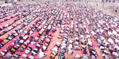 جموع المصلين يؤدون صلاة العيد في الشحر