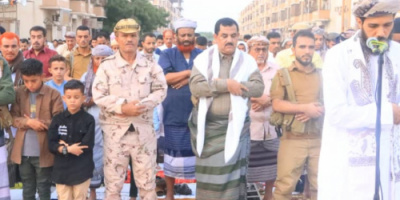 وزير الدفاع الداعري يؤدي صلاة العيد مع جموع المصلين بالعاصمة عدن