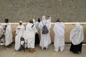 الحجاج يستقبلون أول أيام التشريق برمي الجمرة الصغرى