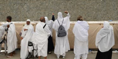 الحجاج يستقبلون أول أيام التشريق برمي الجمرة الصغرى