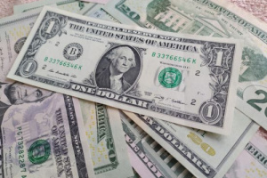 سعر الدولار في العاصمة عدن وحضرموت اليوم الجمعة