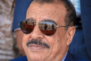 اللواء بن بريك يُعزّي المهندس نزار هيثم في وفاة والده السفير ناصر هيثم 
