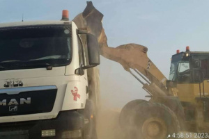 مؤسسة الطرق بالمهرة تبدأ في إزالة الكثبان الرملية من خط نشطون - سيحوت