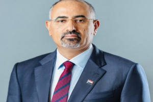 الرئيس الزُبيدي يُعزَّي في وفاة اللواء فضل علي مثنى