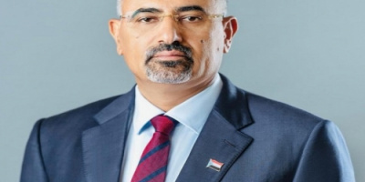 الرئيس الزُبيدي يُعزَّي في وفاة اللواء فضل علي مثنى