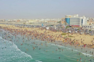 سواحل حضرموت تستقبل آلاف المواطنين بأول أيام موسم نجم البلدة السياحي
