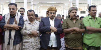 محافظ حضرموت يتقدّم مشيّعي جنازة شهيد الواجب الجندي بقوات خفر السواحل الشاب أحمد بانافع