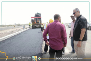 الماس يتفقد أعمال سفلتة خط جولة الرحاب إلى جولة كندين بالعاصمة عدن 
