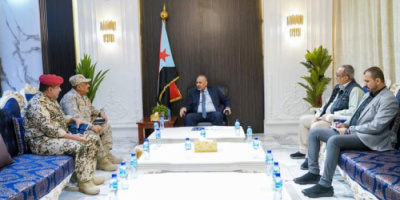الرئيس الزُبيدي يؤكد على أهمية الحفاظ على الجاهزية العالية للقوات المرابطة في الجبهات الحدودية بأبين