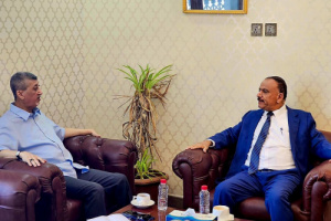 وزير النقل يناقش مع رئيس الغرفة التجارية أوضاع الحركة التجارية في ميناء عدن