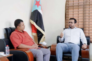 العولقي يلتقي الصحفي عبدالرحمن انيس ويشيد بتغطياته الصحفية الموضوعية