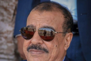 اللواء بن بريك يُعزَّي الاستاذ والشاعر حسين باحارثة بوفاة والدته