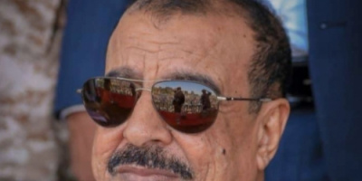 اللواء بن بريك يُعزَّي الاستاذ والشاعر حسين باحارثة بوفاة والدته