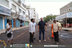 المهندس معين الماس يزور اعمال سفلتة شارع لقمان بالعاصمة عدن