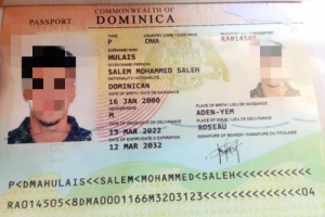 سلطة الجوازات بمطار عدن الدولي تلقي القبض على شخص قام بتزوير جواز أجنبي