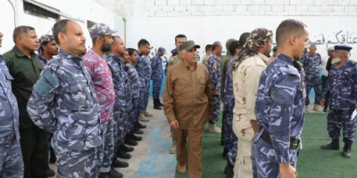 العميد المنهالي يتفقّد سير العمل بأمن مديرية المكلا