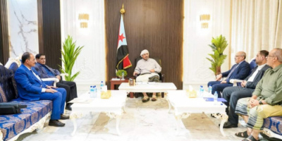 الرئيس الزُبيدي يناقش مع اللواء البحسني سُبل تعزيز الجبهة الداخلية 