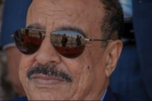 اللواء بن بريك يُعزّي في وفاة الحاج عبدالله طرموم