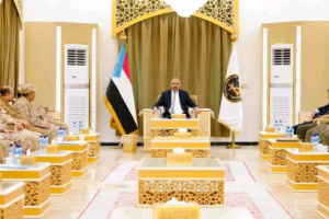 الرئيس الزُبيدي يرأس اجتماعا للقادة العسكريين والأمنيين بمحافظة لحج