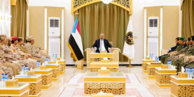 الرئيس الزُبيدي يرأس اجتماعا للقادة العسكريين والأمنيين بمحافظة لحج