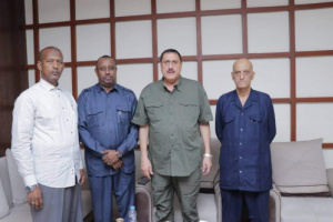 مدير أمن العاصمة عدن يلتقي السفير الصومالي