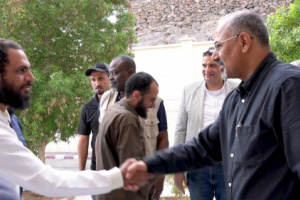 الرئيس الزُبيدي يستقبل موظفي الأمم المتحدة المُفرج عنهم من أيدي تنظيم القاعدة بأبين