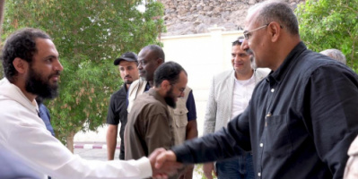 الرئيس الزُبيدي يستقبل موظفي الأمم المتحدة المُفرج عنهم من أيدي تنظيم القاعدة بأبين