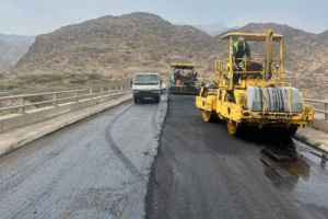 الفرق الفنية تبدء أعمال سفلتة جسر وادي بناء المعلق في لحج