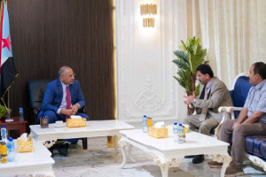 الرئيس الزُبيدي يطلع على الجهود التي تبذلها شركة الغاز للحفاظ على استقرار السوق المحلية