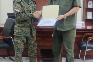 مدير أمن العاصمة عدن يُكرّم الضابط مشعل الحيدري نظير انضباطه وتفانيه في إنجاز مهامه 