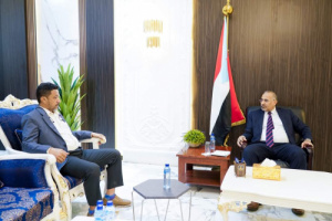 الرئيس الزُبيدي يطّلع على خطط وبرامج قيادة انتقالي أبين لتطبيع الحياة بالمنطقة الوسطى