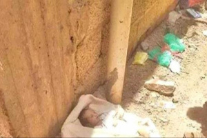 العثور على طفل حديث الولادة في أحد احياء الحوطة بلحج 