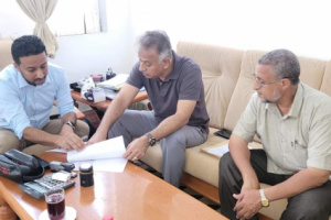 اجتماع لمناقشة مشاريع تأهيل الطرقات بمديرية المعلا
