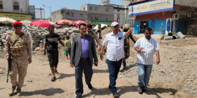 مدير عام المنصورة يدشن العمل في معالجة طفح مياه الصرف الصحي