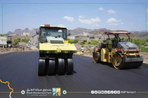 بتمويل صندوق صيانة الطرق.. الفرق الفنية تبدأ أعمال سفلتة خط الشارع الرئيسي لمدينة الحبيلين