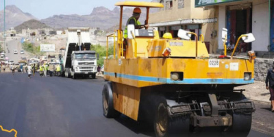 لحج..بدء أعمال سفلتة واسعة يشهدها الشارع الرئيسي لمدينة الحبيلين