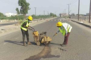 بتمويل البنك الدولي.. بدء صيانة مجموعة شوارع بمدينة زنجبار في أبين