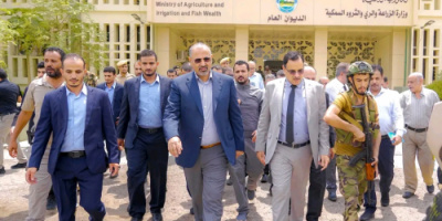 الرئيس الزُبيدي يتفقد سير العمل بوزارة الزراعة والري والثروة السمكية