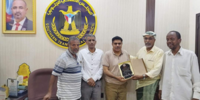 تكريم الرئيس المحمدي بدرع اتحاد الشطرنج في ساحل حضرموت على دعمه وتشجيعه للعبة