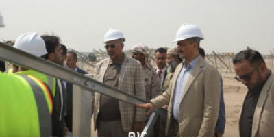 الرئيس الزُبيدي يتفقد مشروع محطة الطاقة الشمسية في عدن