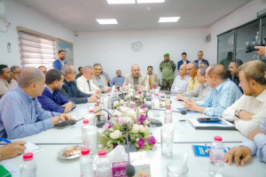 الرئيس الزُبيدي يزور مصافي عدن ويشدد على سرعة عودتها للعمل
