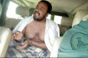 حزام أبين يلقي القبض على إرهابي وأربعة متهمين بتفجير عبوة ناسفة بلودر