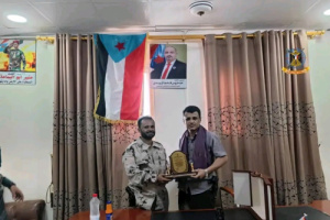 قائد اللواء السابع دعم واسناد يسلم قائد كتائب الشهيد العشوي درع الوفاء