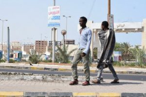 مواطنو العاصمة عدن يشكون المهاجرين الأفارقة:” يحاولون اقتحام منازلنا”