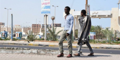 مواطنو العاصمة عدن يشكون المهاجرين الأفارقة:” يحاولون اقتحام منازلنا”