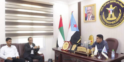 جمعية طلاب أبناء الضالع بحضرموت تمنح العميد المحمدي درعاً تكريمياً 