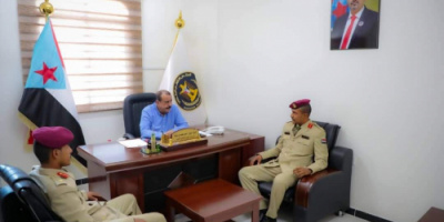 اللواء بن بريك يلتقي ضباط خريجي الدفعة الأولى خاصة من كلية زايد الثاني العسكرية
