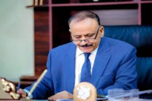 وزير النقل يعزي الشيخ أبوبكر باعبيد بوفاة والدته