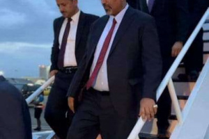 الرئيس الزبيدي .. يد تحمل البندقية ويد ترفع غصن الزيتون !