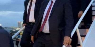 الرئيس الزبيدي .. يد تحمل البندقية ويد ترفع غصن الزيتون !